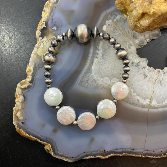Native American Sterling Navajo Pearl Beads & 5 Pearl Coin Stretch Bracelet - Picture 4 of 10